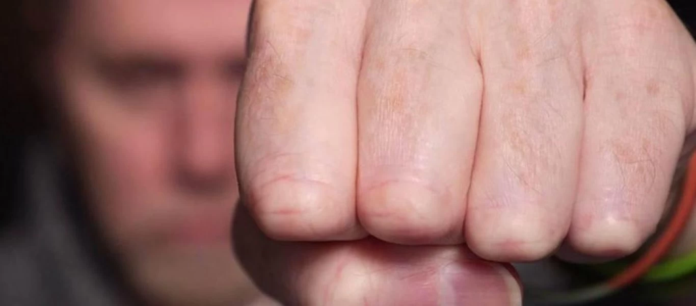 Ρόδος: Σύζυγος έφαγε ξύλο από τον εραστή της γυναίκας του!